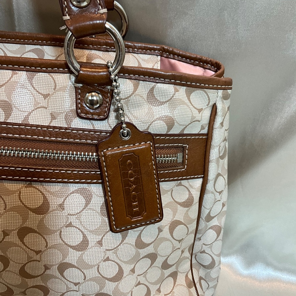 Coach shoulder bag with signature print.  Zipper closure.   14-H4Ba - Picture 7 of 9